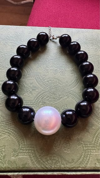 Collana donna maxi perle nere e sfera bianca