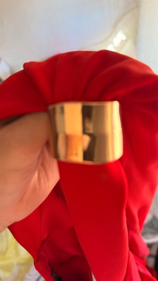 Vestido rojo elegante con drapeado