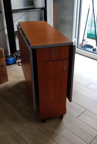 Mesa plegable con 4 sillas de madera