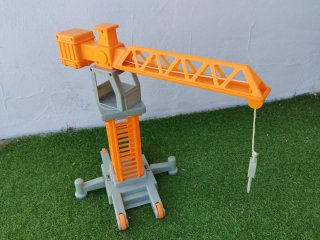 Grúa de juguete naranja y gris