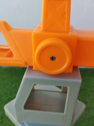 Grúa de juguete naranja y gris