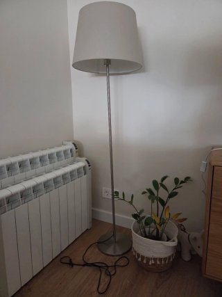 Lámpara de pie.