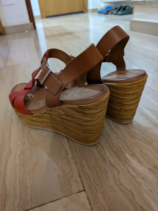 Sandalias cuña marrón y rojo. Oh my sandals