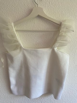 Camiseta blanca con volantes