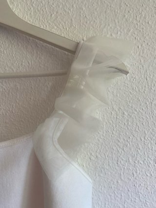 Camiseta blanca con volantes