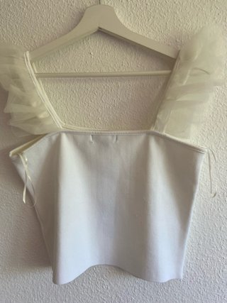 Camiseta blanca con volantes