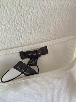 Camiseta blanca con volantes