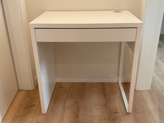 Escritorio blanco con cajón