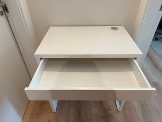 Escritorio blanco con cajón