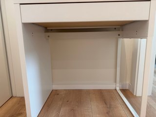 Escritorio blanco con cajón