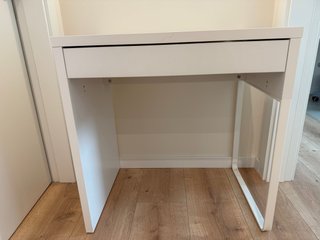 Escritorio blanco con cajón