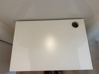 Escritorio blanco con cajón