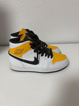 Zapatilla Air Jordan 1 Mid Amarillas y Blancas