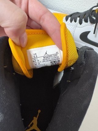 Zapatilla Air Jordan 1 Mid Amarillas y Blancas