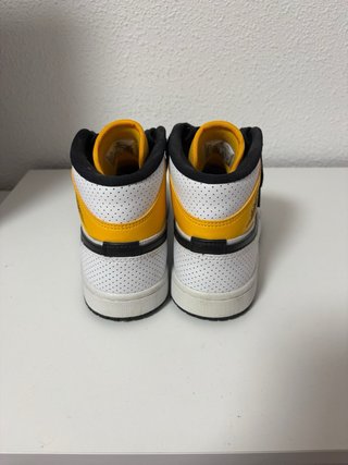 Zapatilla Air Jordan 1 Mid Amarillas y Blancas
