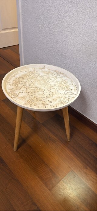 Mesa auxiliar redonda con diseño
