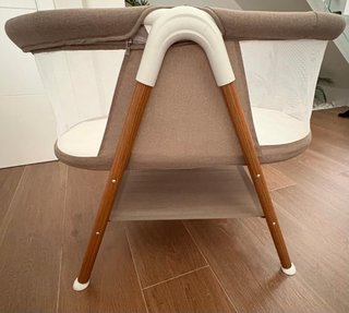 Cuna de bebé con patas de madera