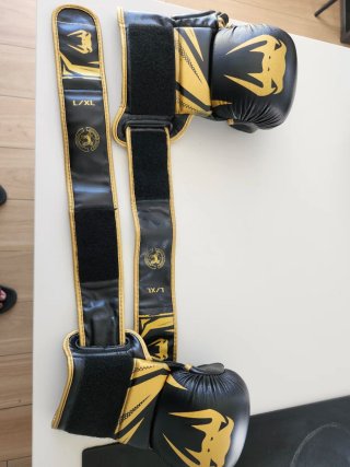 Guantillas MMA Venum Negras y Doradas