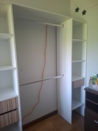 Armario vestidor modular blanco y madera.