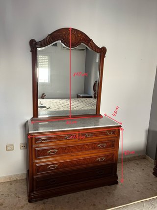 Cómoda de dormitorio con espejo y mármol