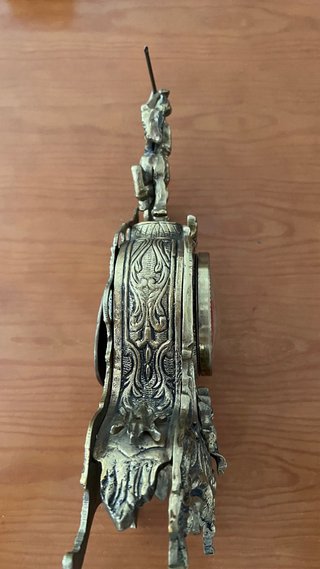 Relógio de Mesa Dourado com Cavaleiro