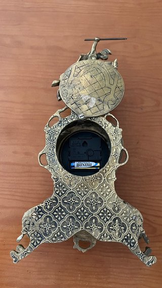 Relógio de Mesa Dourado com Cavaleiro