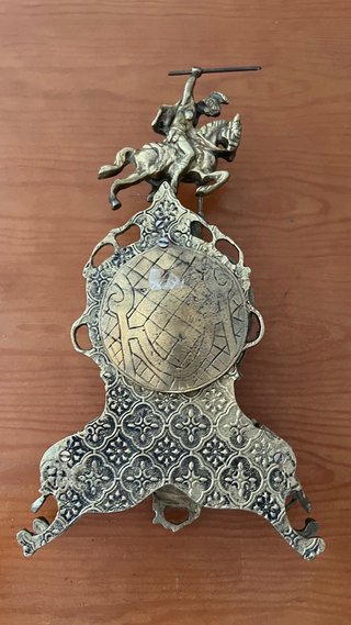 Relógio de Mesa Dourado com Cavaleiro