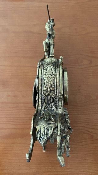 Relógio de Mesa Dourado com Cavaleiro