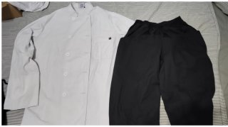 Chaquetilla cocina blanca y pantalón negro