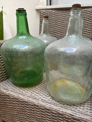 Botella de vidrio grande. Una a 1€, las doce a 10€