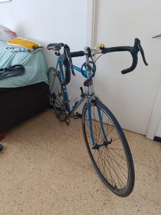 Bicicleta de carretera azul vieja