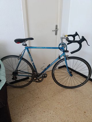 Bicicleta de carretera azul vieja
