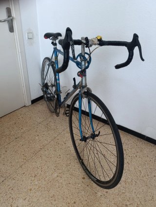 Bicicleta de carretera azul vieja