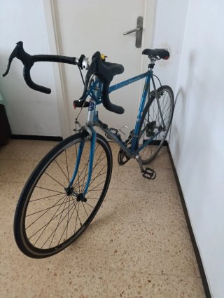 Bicicleta de carretera azul vieja