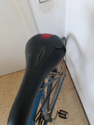 Bicicleta de carretera azul vieja