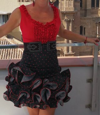 Traje de flamenca corto rojo y negro