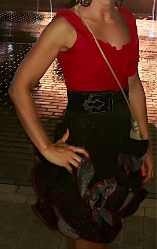 Traje de flamenca corto rojo y negro