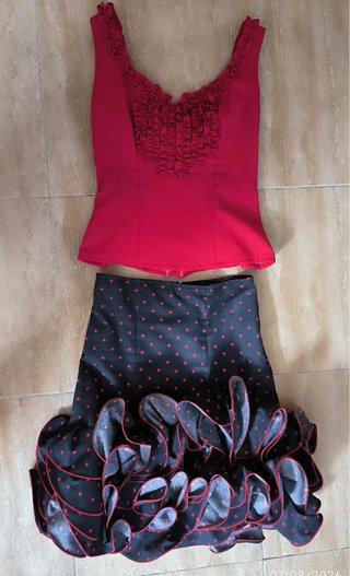 Traje de flamenca corto rojo y negro