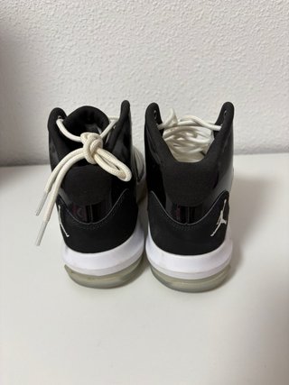 Zapatillas Jordan aura blanco y negro