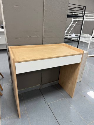 Escritorio moderno con cajón