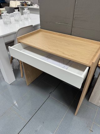 Escritorio moderno con cajón