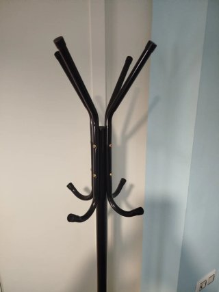 Perchero de pie negro elegante