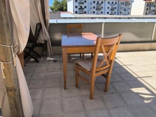 Mesa de comedor de madera maciza
