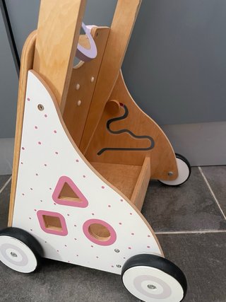 Andador de madera con actividades