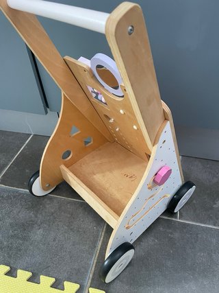 Andador de madera con actividades