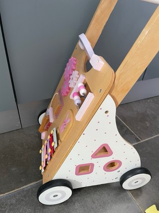 Andador de madera con actividades