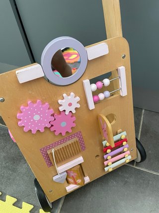 Andador de madera con actividades