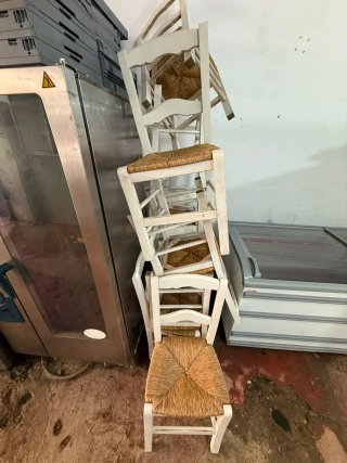 Sillas de madera blancas con asiento de paja