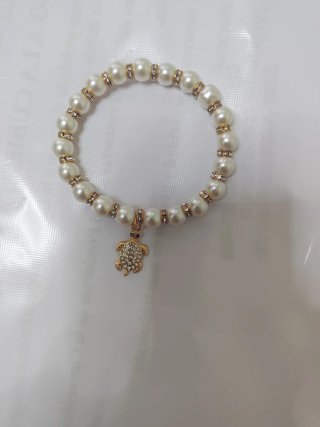 Pulsera perlas y tortuga dorada