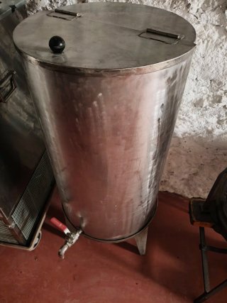 Depósito inoxidable con grifo